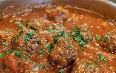 Siciliansk søndagssauce med kødboller og italiensk pølse