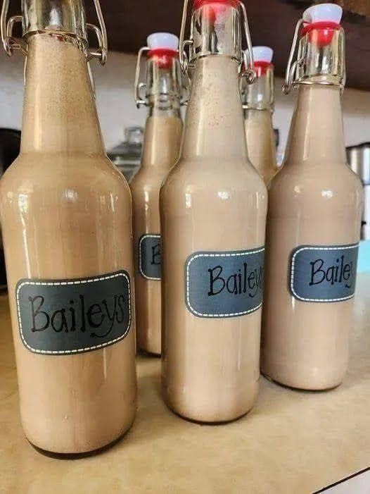 Sådan laver du hjemmelavet Baileys kaffelikør på 5 minutter! Den smager lige så godt som originalen og gør så meget mere!