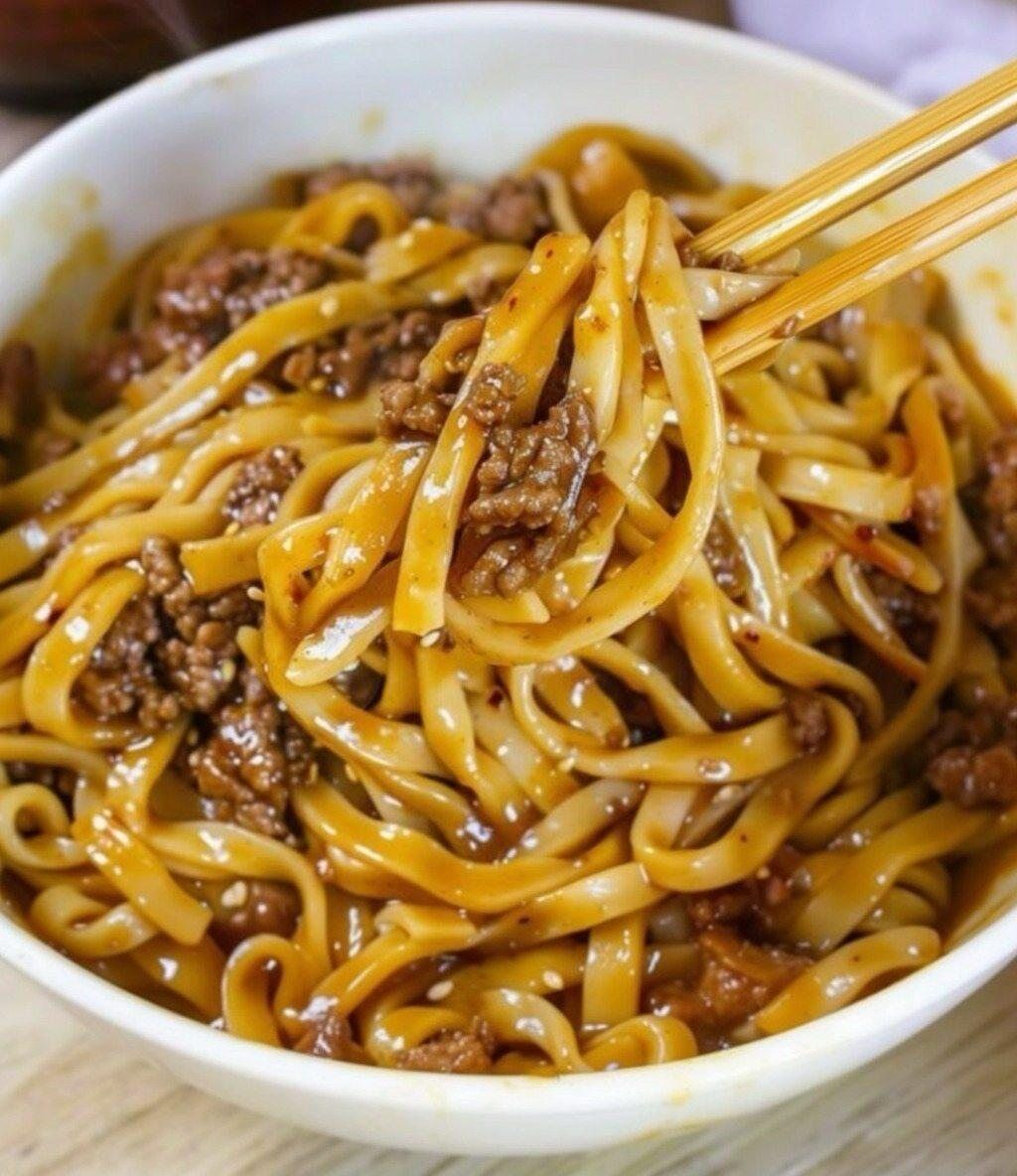 Hjemmelavet Lo Mein med hakket oksekød – hurtig comfort food, der smager som takeaway derhjemme