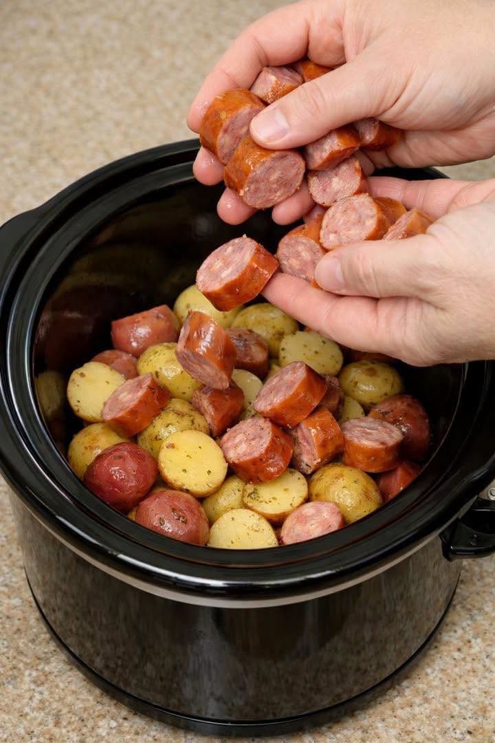 Kom skiver af kielbasa over rå babykartofler sammen med 3 enkle retter i slowcookeren for en solid hverdagsmiddag, der forsvinder hurtigere end vandet.