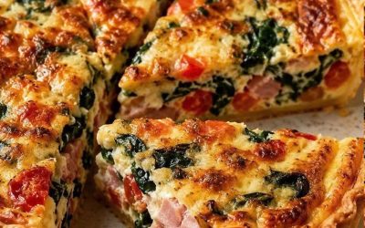 Skinke-, tomat- og spinatquiche: Nem, cremet og lækker opskrift